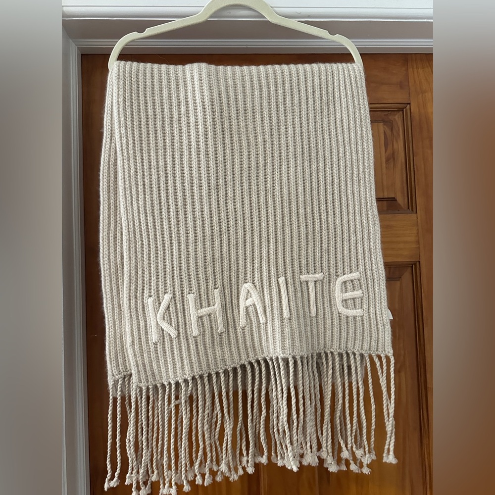 Khaite The Logo Fisherman Cashmere Scarf Beige/Ivory